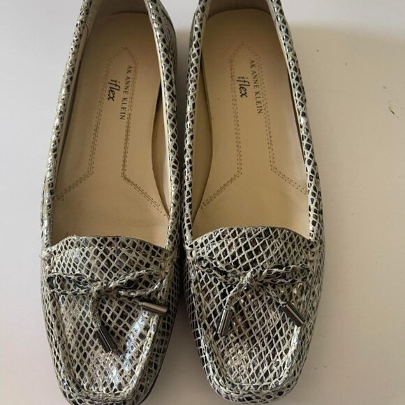 Brand New pair of Anne Klein flat in size 6 - Picture 1 of 3